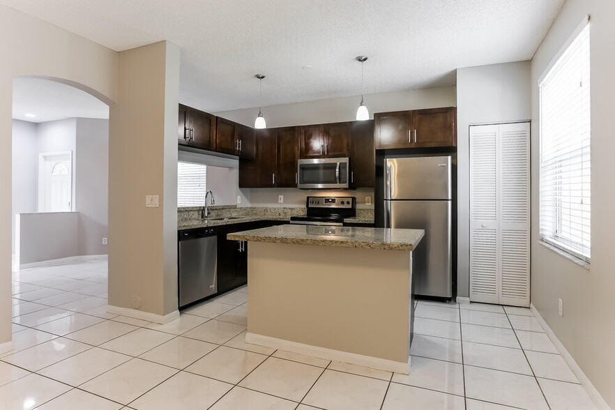 Building Photo - 15400 SW 51st Manor