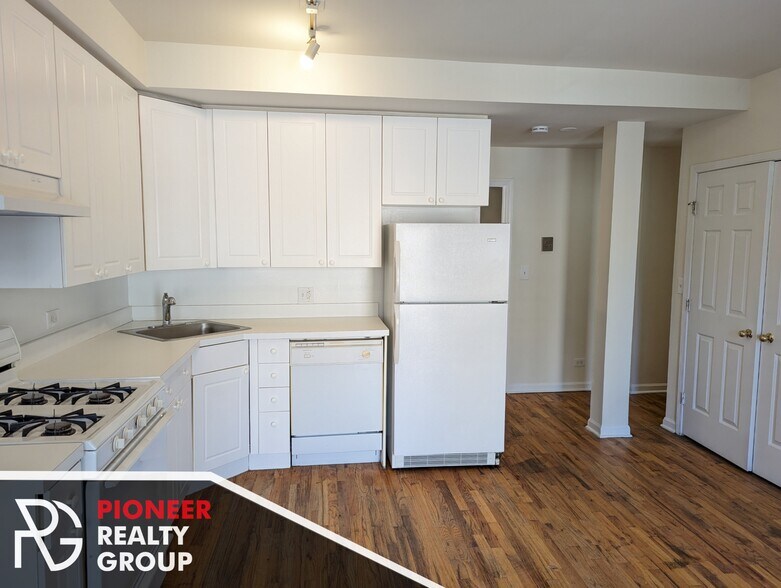 Building Photo - 914 W Dakin St