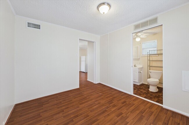 Building Photo - 4011 Vista Blvd