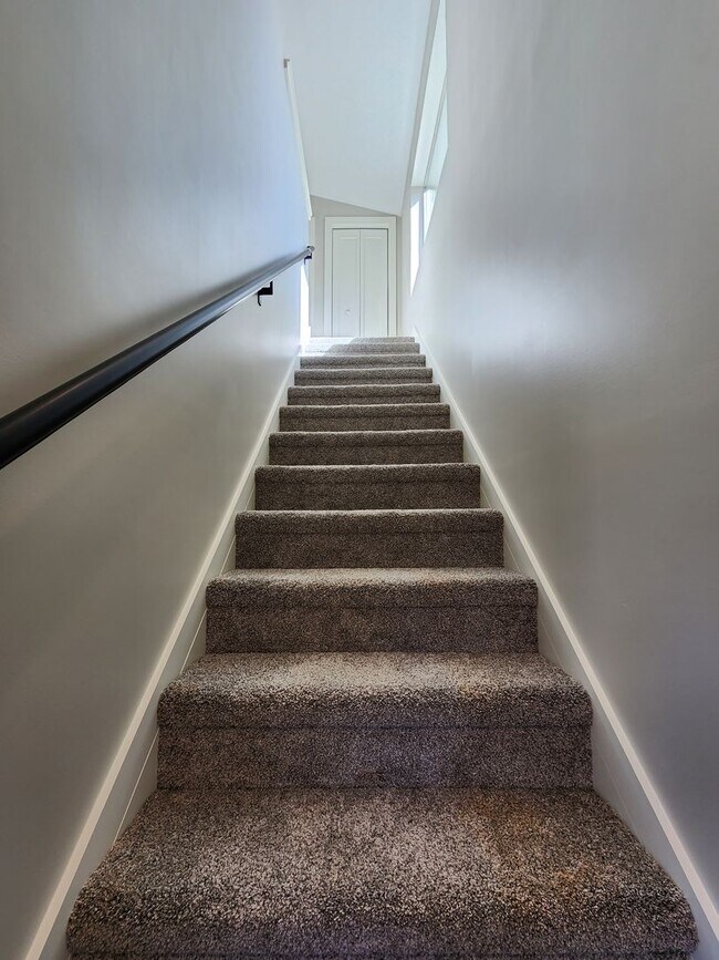 Building Photo - ***6 Month Lease***East Asheville Rental