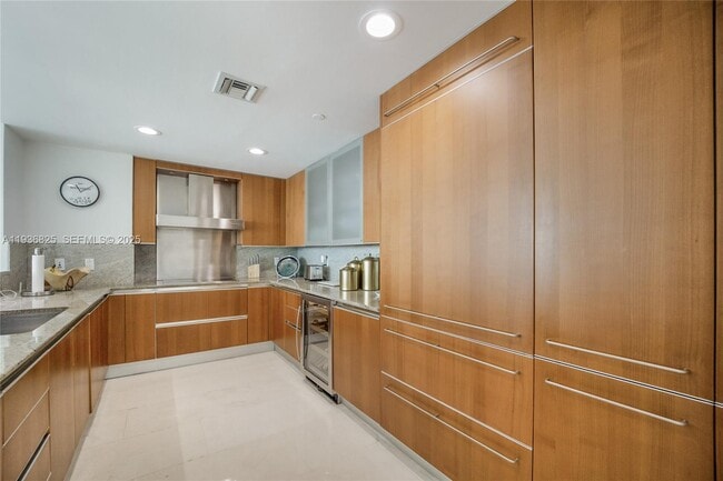 Building Photo - 2627 S Bayshore Dr