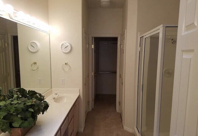 Building Photo - Furnished Quaint, Quiet Location, Centrally Located, 2 Bed 2.5 Bath