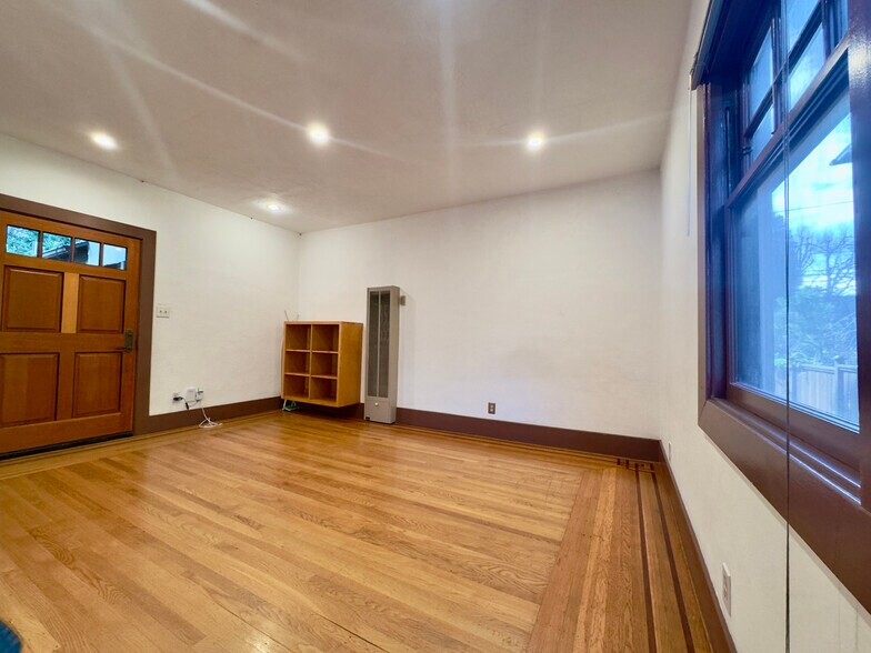 Building Photo - 2733 Russell St