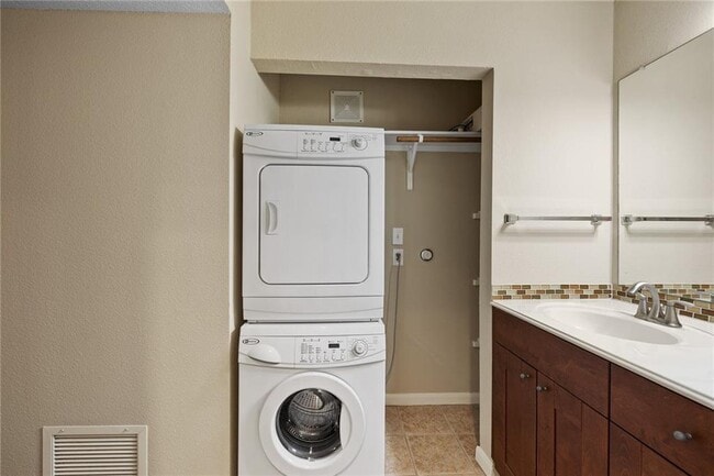 Building Photo - 7685 Northcross Dr