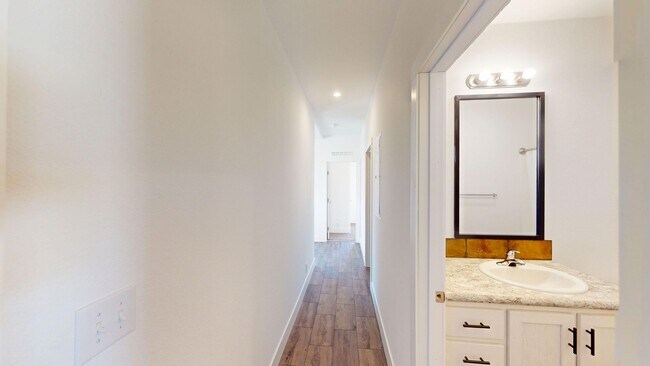 Building Photo - 2070 Starbuck Ln