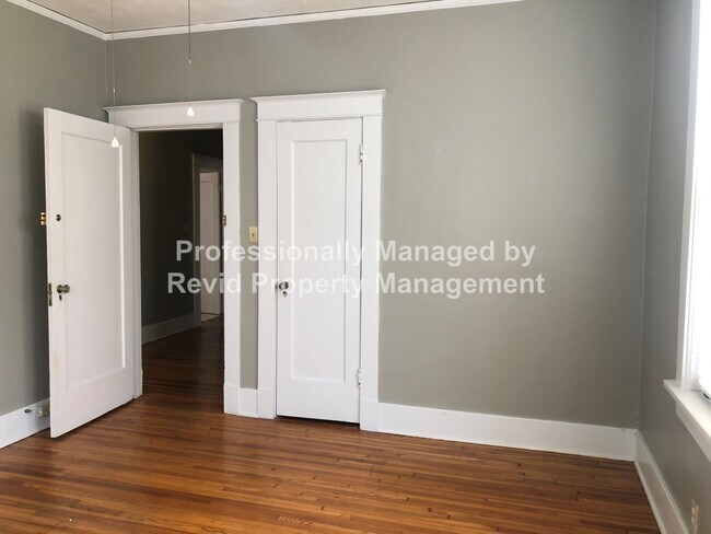 Building Photo - Large upstairs apartment in Midtown!