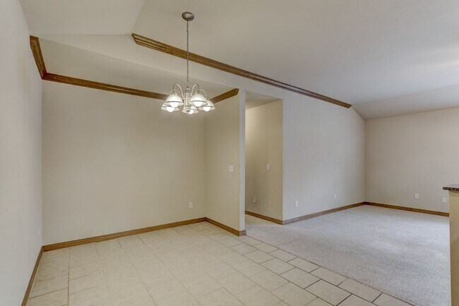 Building Photo - $500 Off First Month's Rent Move In Special!! Duplex in Yukon, Available Now!