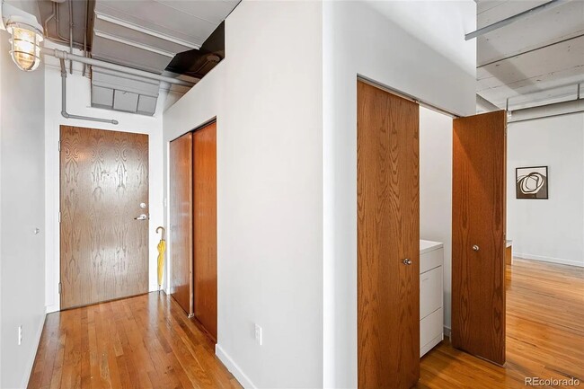 Building Photo - Gorgeous & Updated Skyloft One Bedroom-Ava...