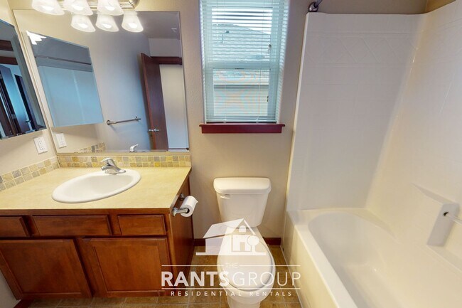 Building Photo - Move in Ready! Beautiful home in Puyallup! Easy Commute to JBLM!