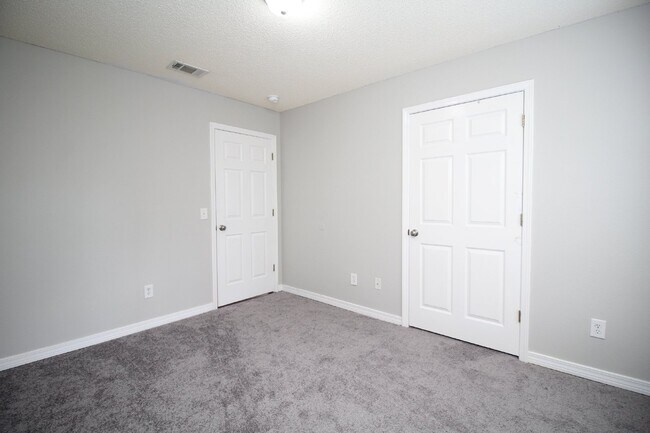 Building Photo - Gulf Breeze 3-Bedroom, 1-Bath Home Zoned for Top Schools with Quick Access to Pensacola and Pensa...