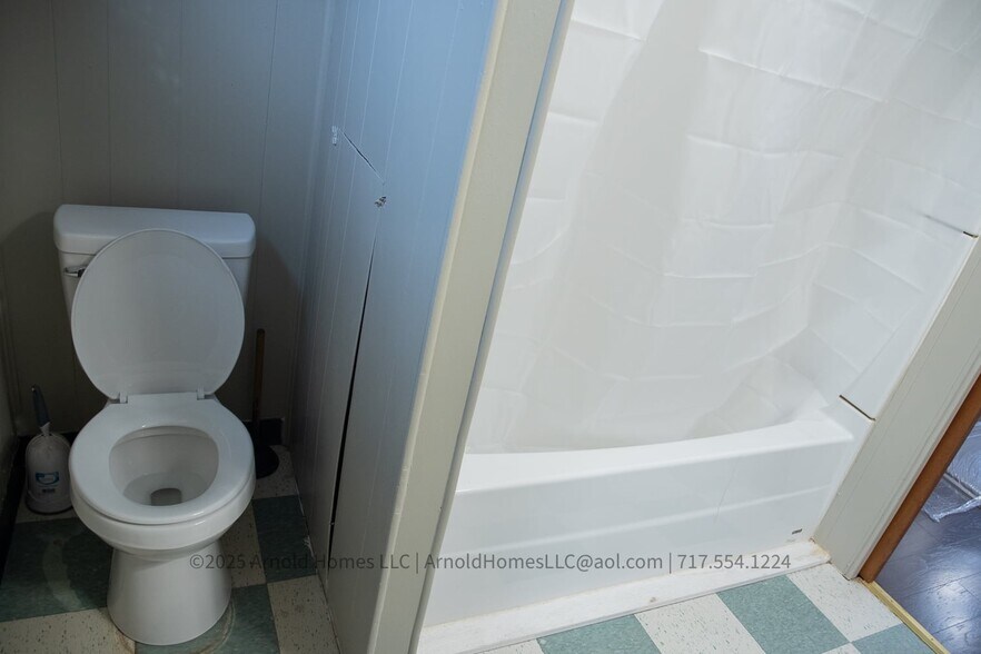 Full Bathroom - 1024 W Trindle Rd