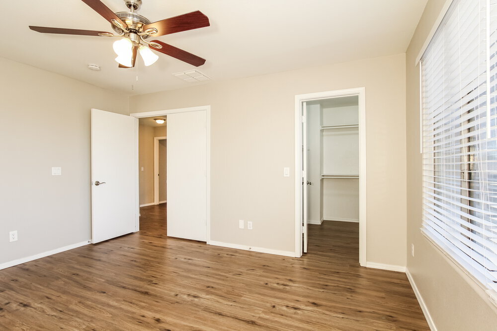 Building Photo - 12811 W Sharon Dr