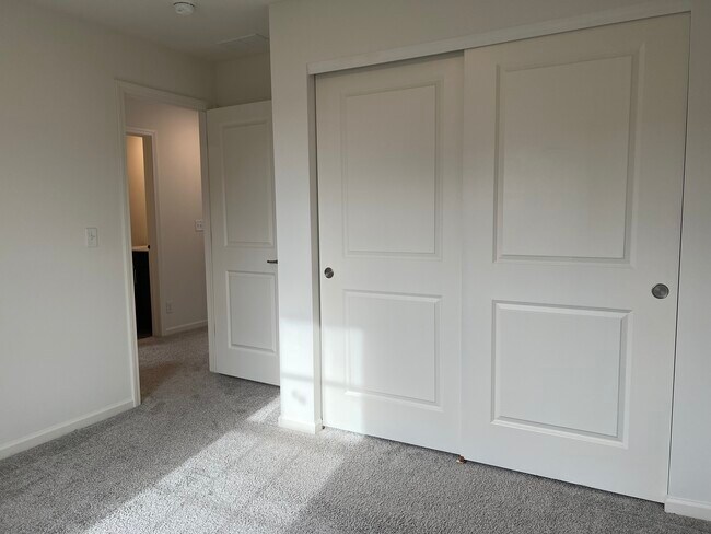 Building Photo - 1231 Hawk Hollow Dr