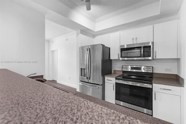Building Photo - 533 NE 3rd Ave
