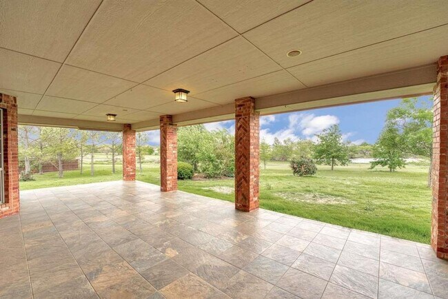 Building Photo - Amazing Home in Desirable Location