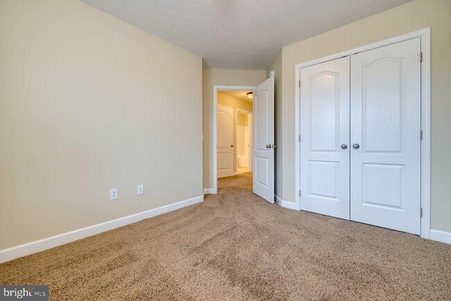 Building Photo - 102 Cedar Point Ln