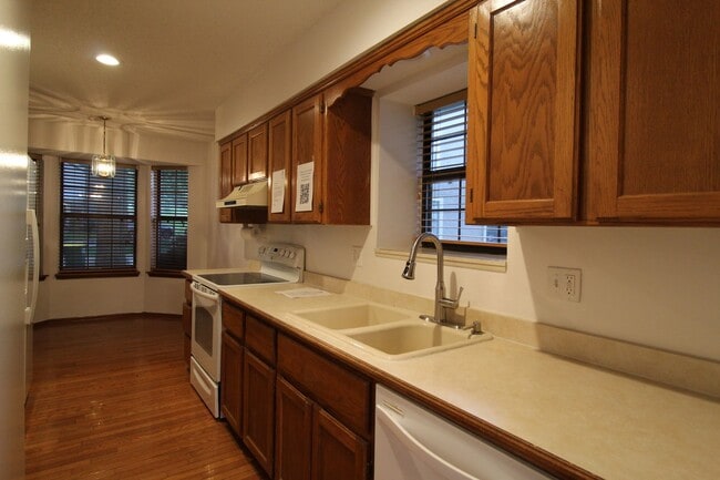 Building Photo - Beautiful 2+ Bedroom 4 Bath Townhome In Ov...