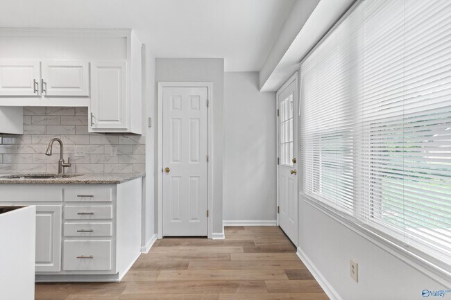 Building Photo - 1008 Fieldstone Ct SE
