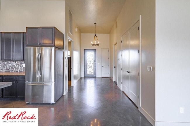 Building Photo - 4 Bedroom Luxury Home Near Sand Hollow