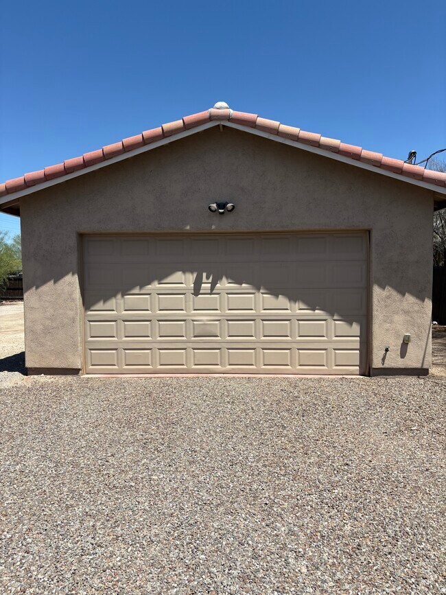 Building Photo - 1014 E Linden St