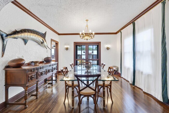 Building Photo - 531 N Lakeside Dr