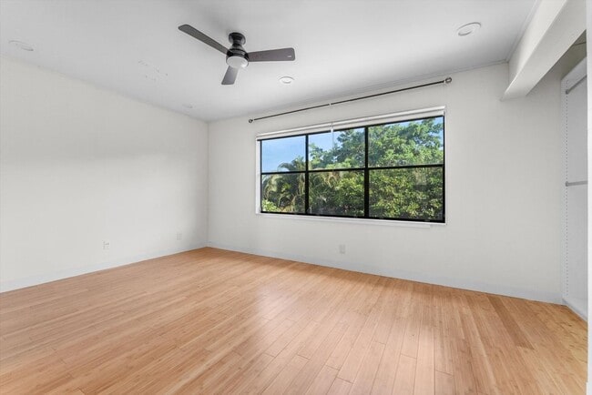 Building Photo - 850 Hill Dr