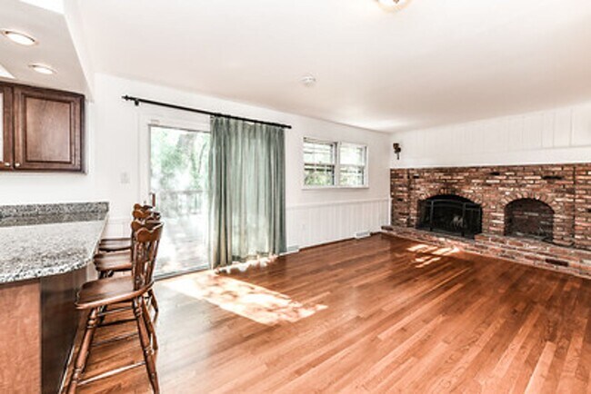 Building Photo - Spacious 4 Bed 2/2 Bath Home with Park-Lik...