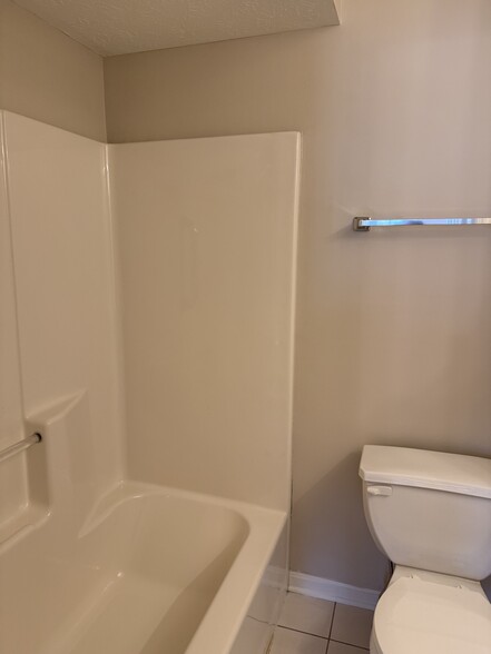 Main Bath shower - 23172 Grist Mill Ct