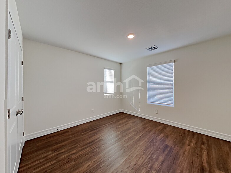 Building Photo - 9875 S Eastern Ave