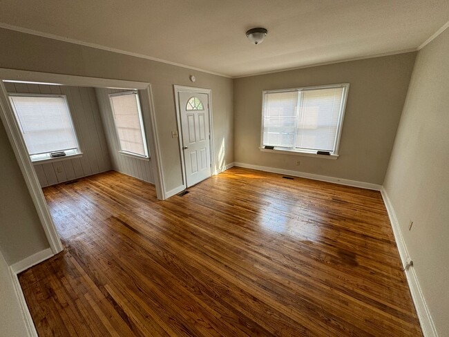 Building Photo - 3 Bedroom House in Fairview Circle