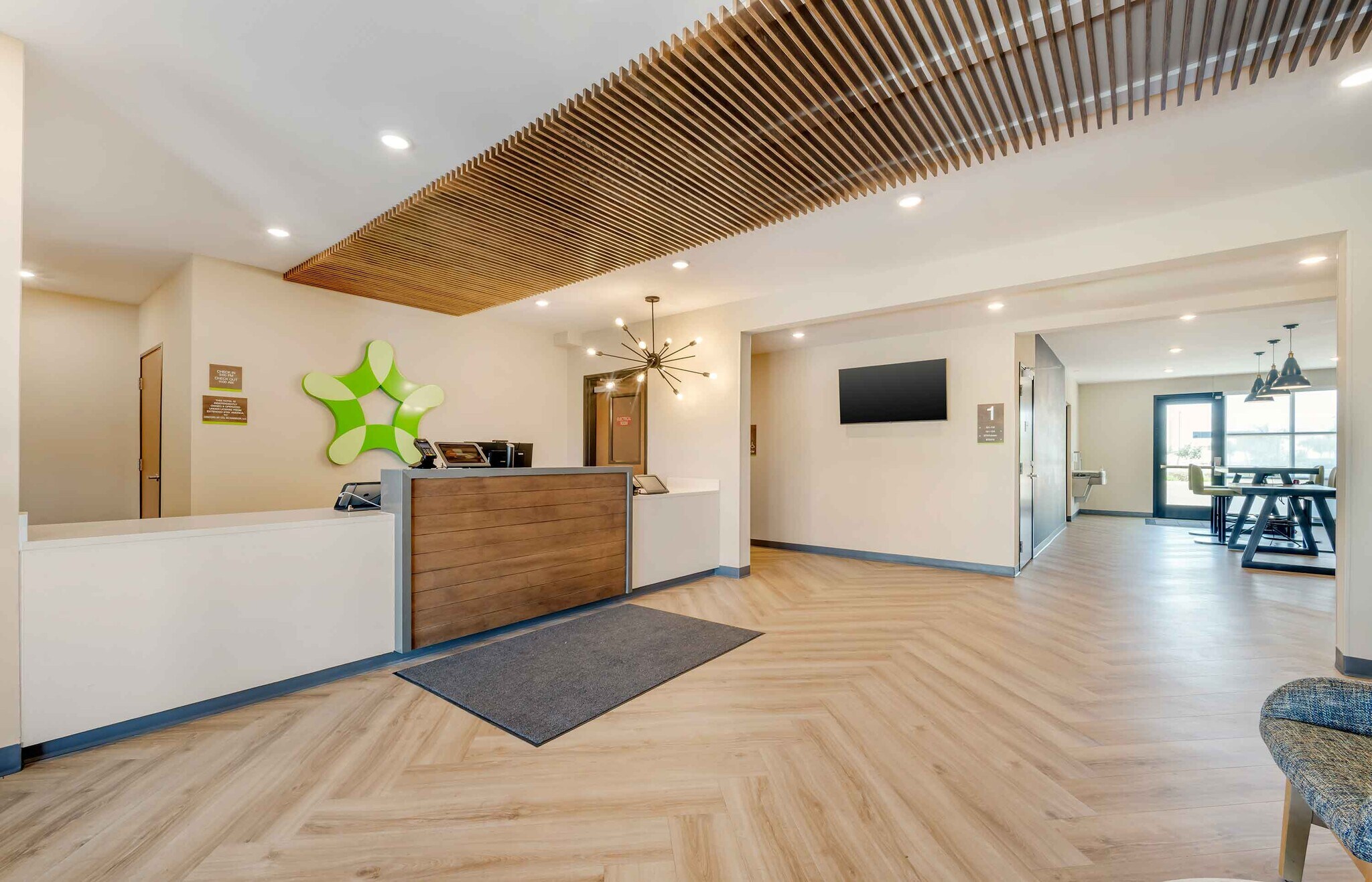 Building Photo - Furnished Studio-Phoenix - Chandler - Airport