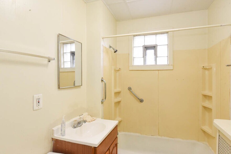 Building Photo - 3734 W Wabansia Ave