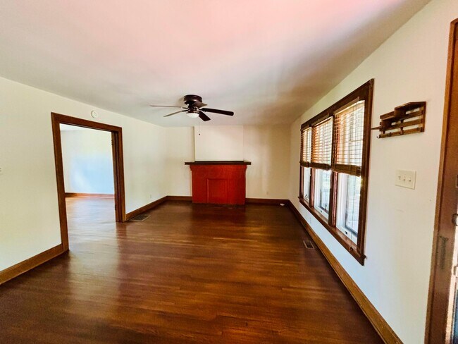 Building Photo - 315 Siebert St
