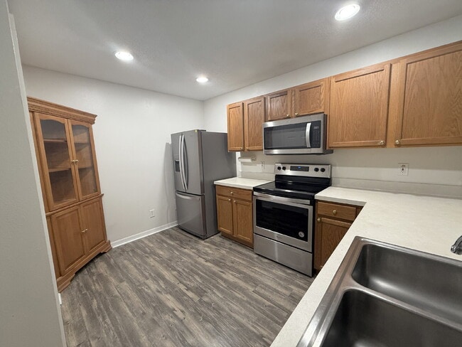 Building Photo - 2-Bed Oasis with 2.5 Baths on Silver Falls...