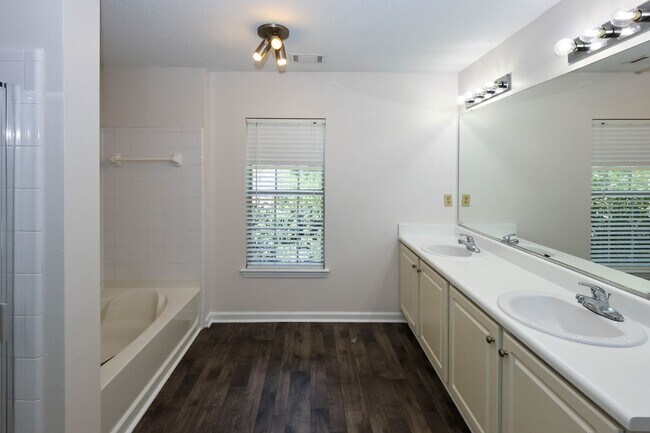 Building Photo - 230 Amal Dr SW