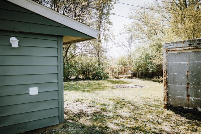 Building Photo - 1506 Crestview Dr