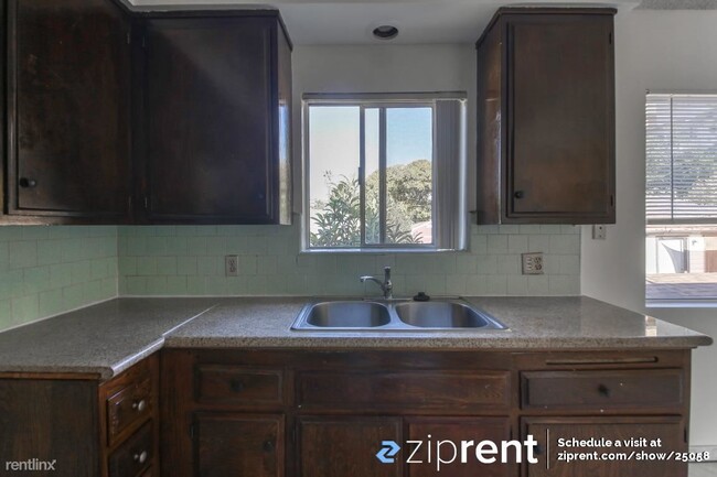 Building Photo - 2 br, 1 bath Triplex - 2218 Lincoln Park A...