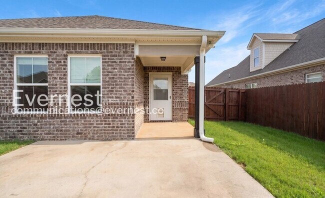 Building Photo - 4-Bed/2.5-Bath/Pet Friendly/Available Now!