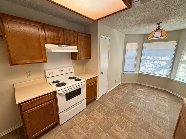 Building Photo - Move-In Special. ½ off the first full month's rent with a 12-month lease.