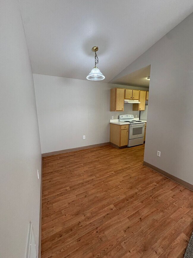 Building Photo - SUMMER DEALS— ?Apply same day of tour get $99 security deposit and ONE MONTH FREE