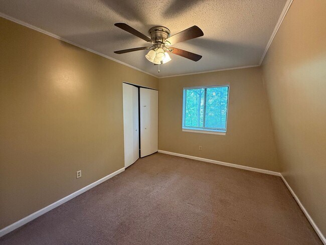 Building Photo - Two bedroom, 1 bath apartment in Haw River