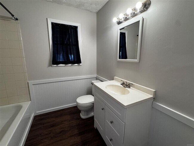 Building Photo - 1560 W County Rd