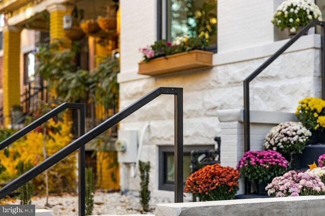 Building Photo - 2460 Ontario Rd NW