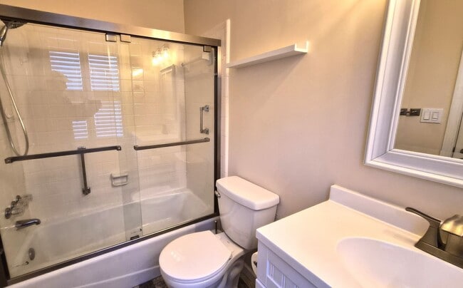 Building Photo - Great Two Bedroom Townhouse Convenient to Downtown Greenville!