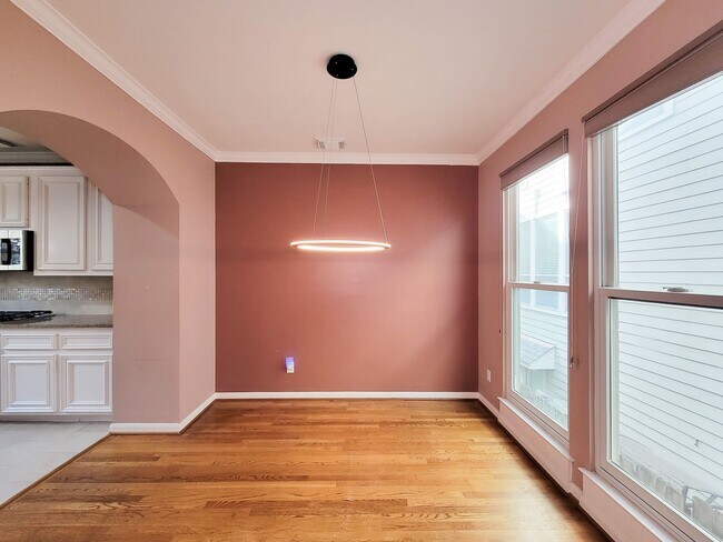 Building Photo - Great opportunity to lease a wonderful town home in the Montrose /Midtown location and within eas...