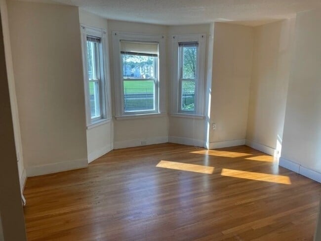 Building Photo - 126 Willow St