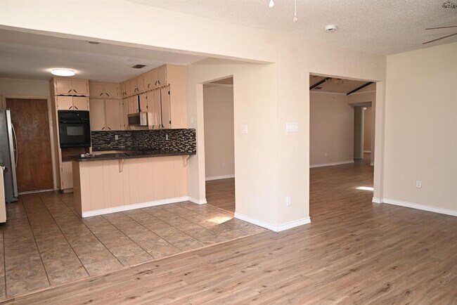 Building Photo - 4 bed 2 bath near SAFB.