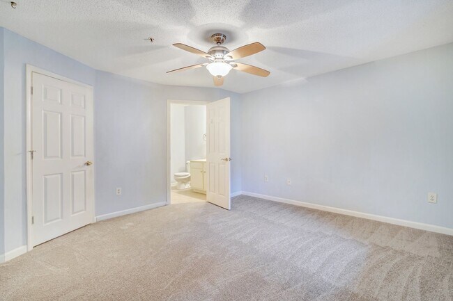 Building Photo - Stylish Condo On Hilton Head Island – Available Now!