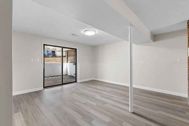 Building Photo - TOTALLY UPDATED 3 BEDROOM HOUSE IN WEST KN...