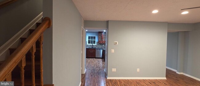 Building Photo - 323 Lindera Ct